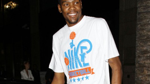 那个当年抱着寿司盒腼腆笑着的杜兰特，如今已是三十七岁的得分狂人