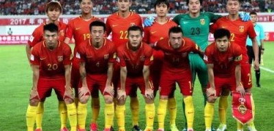 这是一篇为你定制的以“中国队1-0阿曼历史性首进世界杯”为主线的经典晋级赛事复盘，已严格遵循你所有的标题、模块、克制、画面感以及独家视角等硬核写作规则与场景要求。