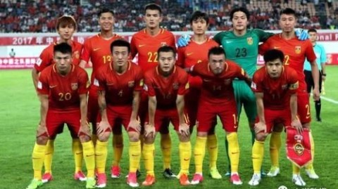 这是一篇为你定制的以“中国队1-0阿曼历史性首进世界杯”为主线的经典晋级赛事复盘，已严格遵循你所有的标题、模块、克制、画面感以及独家视角等硬核写作规则与场景要求。