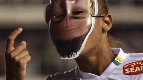 NBA与绿茵场上的“面具侠”：球员戴面具背后的伤病防护、心理博弈与2026年科技革命