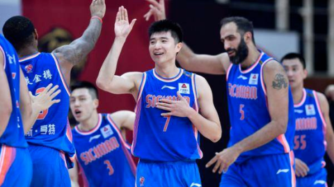 四川“彭弹腿”彭晓方：生涯只进9球的他，为何成了甲A时代的另类丰碑？