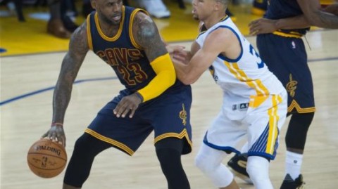 勇士加时险胜骑士拿下总决赛开门红，水花兄弟联手杜兰特统治加时赛