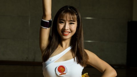新赛季战鼓擂响，CBA篮球宝贝幕后写真与赛场芳华