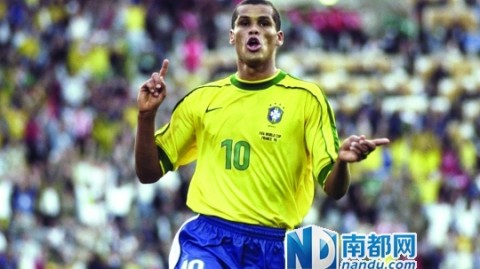 巴西传奇球星里瓦尔多：从累西腓贫民窟走出的桑巴鬼才