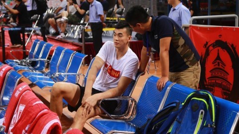 斯杯赛场边的无奈与期许 李慕豪的坎坷篮球路